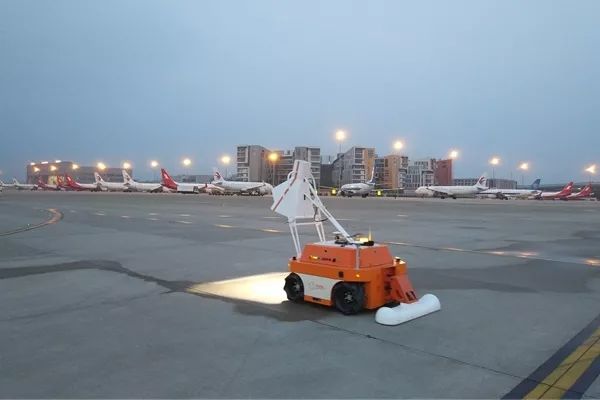 圭目机器人检测机场跑道