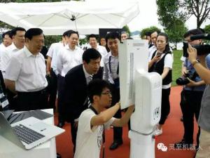 浙江省省委书记、省人大常委会主任夏宝龙莅临上海灵至机器人展位