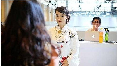 中日美女机器人亮相达沃斯：中国机器人更亮丽