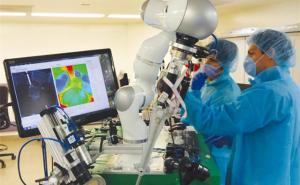 全球首个机器人外科医生 缝合技术胜真人
