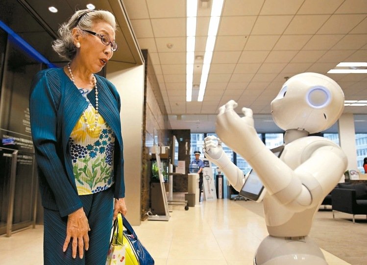 机器人走进生活 卖萌导游顾店 样样行