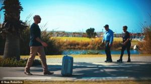 以色列公司发明机器人行李箱：可随主人移动