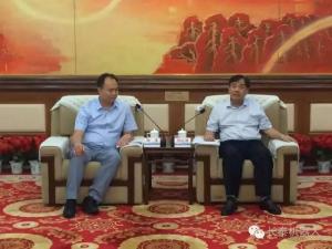 中轻长泰机器人董事长兼总经理杨漾和荆门市委书记别必雄座谈