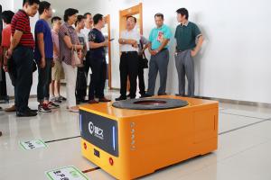 智久机器人产品与厦门大学党委书记张彦面对面，操作简易获好评