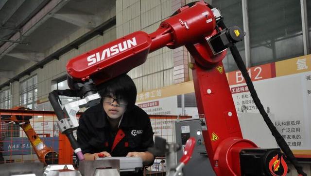 工业机器人产业升级带来的人员“红利”效应