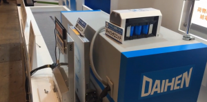 贵弥功演示无人搬运车利用超级电容瞬间充电