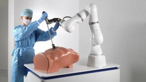  KUKA七轴轻型机器人将量产 能够执行“锯骨”任务