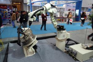 机器人引领智能巅峰 看机械手臂迎风共舞