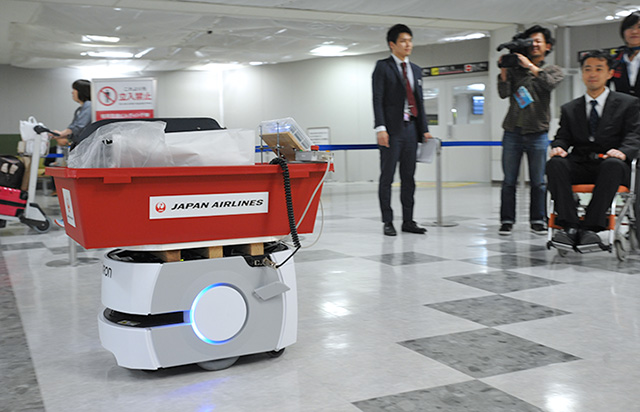 日本航空在福冈机场展示自动搬运机器人