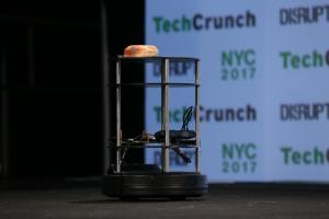 在点餐送餐这件事上，机器人比服务员更好吗？