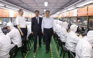 青岛海通“协同机器人”出现在克强总理检阅的机器人大军中，引总理驻足注目！