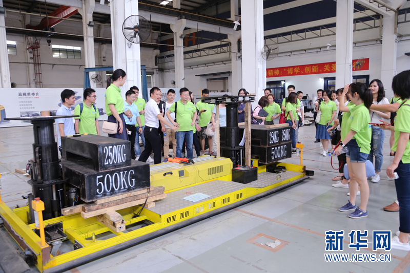 “粤造粤强”采访团走进嘉腾 探秘机器人的“摇篮”