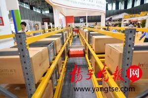 快递机器人亮相中国物流展 代替传统物流建只能分拣平台