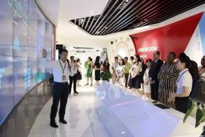 金砖国家科技创新部长级会议代表走进海康威视，考察科技创新