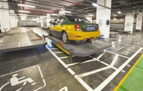 北京五棵松地下停车场 AGV机器人“自动泊车”