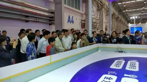 中共中央政治局委员，国务院副总理马凯等领导一行莅临新松展位