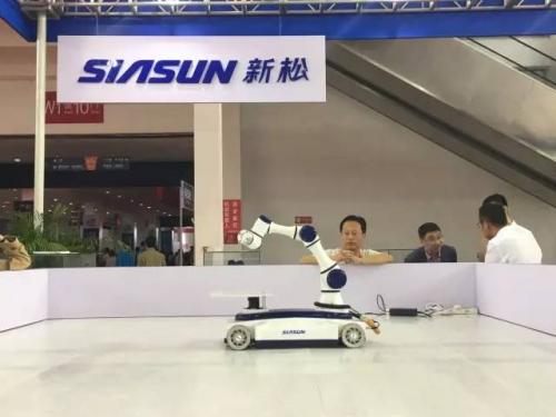 新松参展沈阳机器人大会 省市领导莅临展台参观