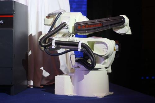 打破国外技术垄断的新型国产机器人控制器亮相宁波