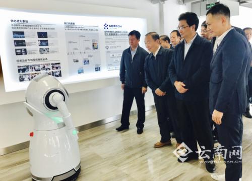 优必选Cruzr机器人在昆明下线