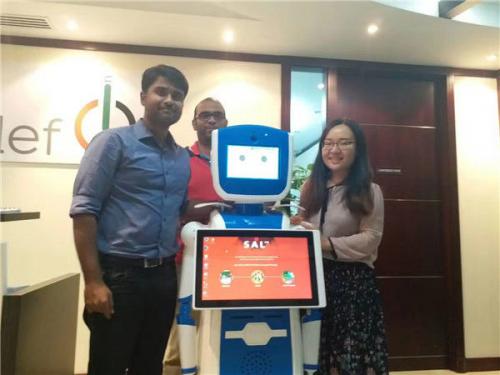 新松服务机器人“sal”走入阿布扎比