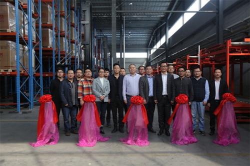 杭叉研发的首个“窄巷道三向AGV”项目成功验收