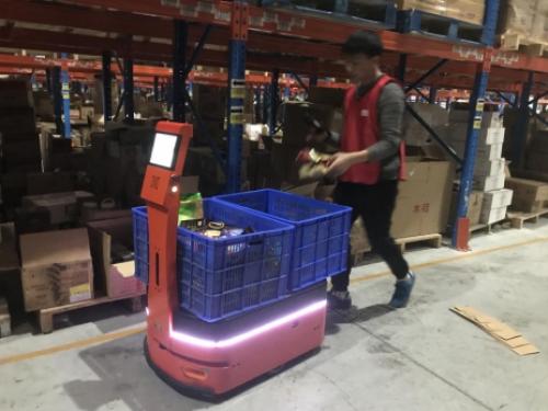 爱啃萝卜仓储拣货机器人助力电商双11强化“智”拣