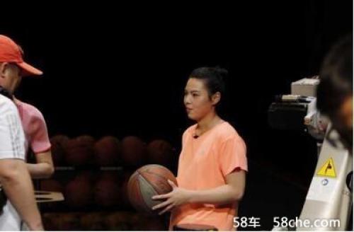 柯马机器人与世界级篮球达人同场竞技