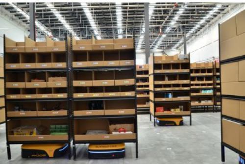 山东首家机器人仓投入使用：50个机器人配合 现场似科幻大片