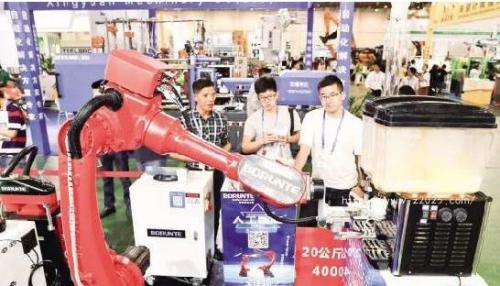 机器人端茶倒水样样精通 厦门工博会展出多项智能制造