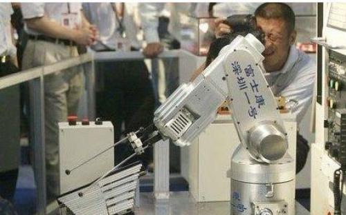 如果富士康都用机器人代替工人，会有多少人失业？可能你想不到