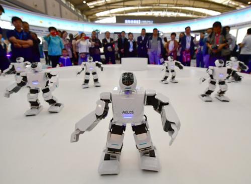 智能机器人“闪耀”丝博会
