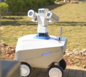 南方电网首台自主研发变电站巡检机器人即将“上岗”