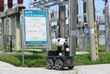 电力智能化 特种机器人给变电站装上“千里眼”