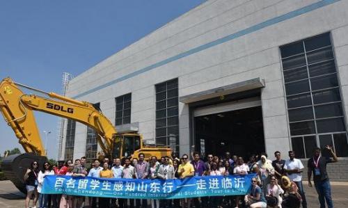 百名留学生参观临工集团 体验大国工匠精神