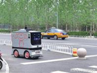 京东无人配送车618上路，自动避让行人还会看红绿灯