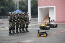 军博会·现场｜无人机、无人车联袂出击，打了一场高科技巷战