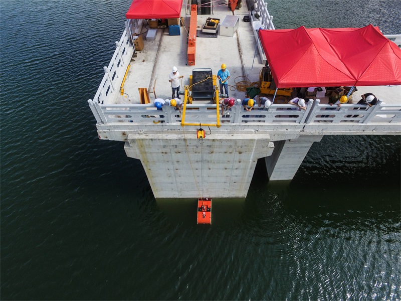 调峰调频发电水下机器人项目通过验收