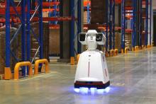 一“人”分饰多角 京东新一代巡检机器人上岗！