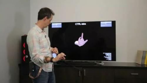 见识下真正的技术创新：他们通过腕带用意念操控机器人