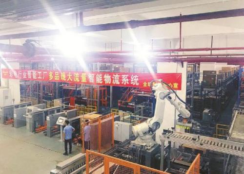 这座工厂很“聪明” 机器人忙工人“闲”