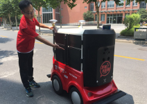 会躲行人，懂红绿灯，到地儿乖乖等你收货…机器人“送货郎”来了