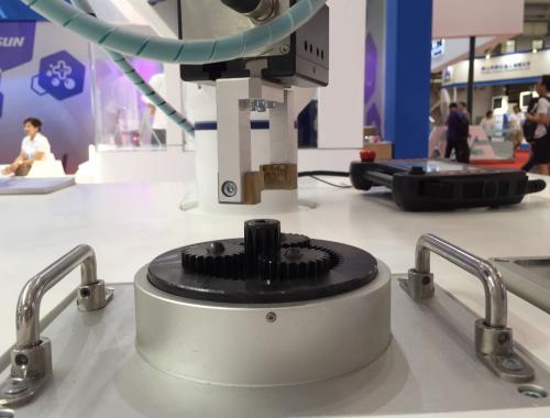 新松机器人家族组团“卖萌”