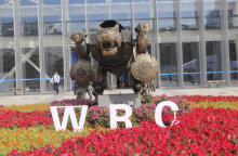 世界机器人大会现场：优必选全新智能服务机器人备受关注