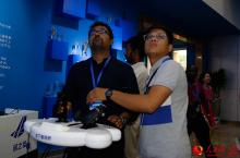 外媒记者点赞深之蓝水下机器人：我真想有一个