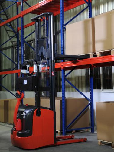 激光导航叉车_智伟达科技AGV叉车_自动搬运叉车