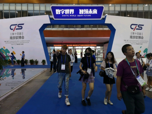 “小狮弟”机器人亮相,苏宁智慧零售再添“实力战将”