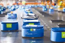 在刚刚启用的杭州超级机器人分拨中心 350台“小蓝人”一天能分拣包裹50万件