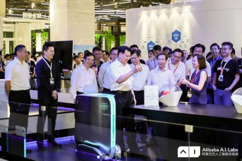 阿里巴巴人工智能实验室机器人惊艳亮相，这样的操作你绝对没见过