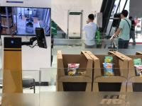 8小时无间断运行自动充电  “登陆”日本的中国物流机器人亮相工博会 