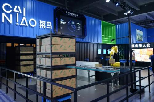 移动的无人小卖部？不不不，它的名字叫：菜鸟新零售物流无人车